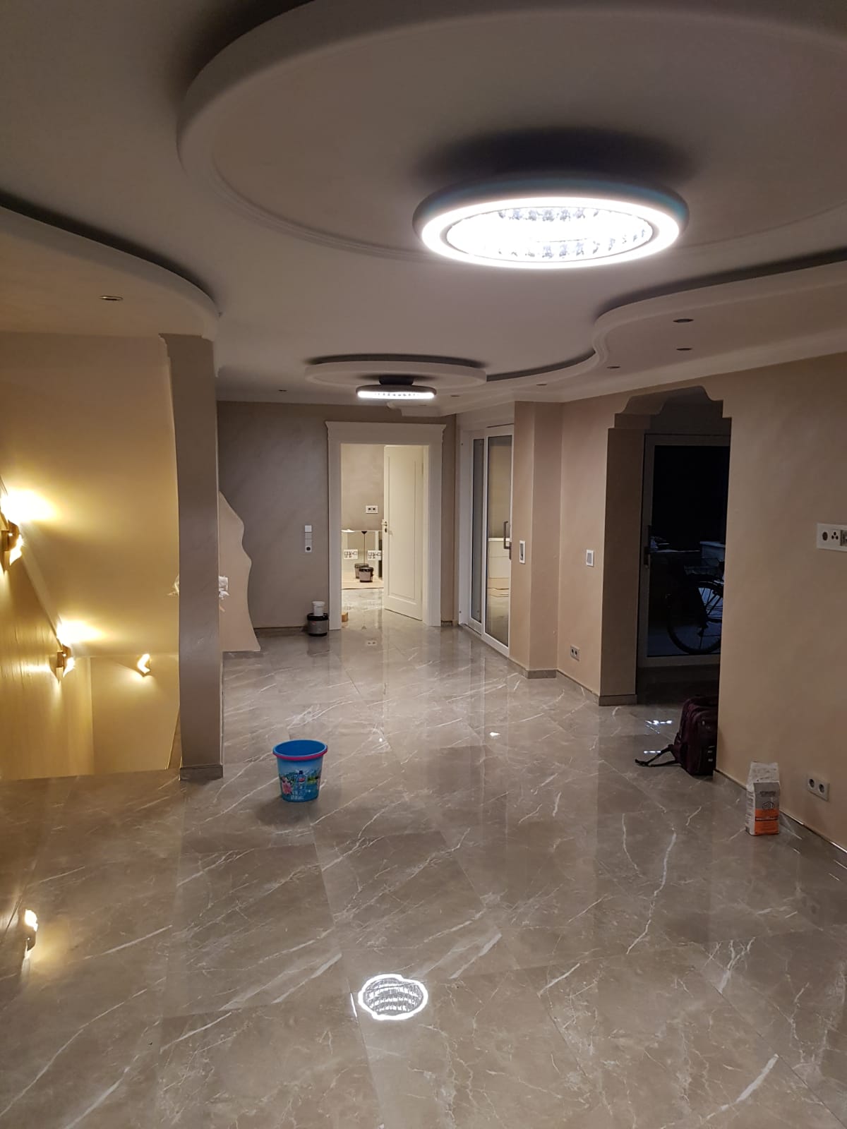 Großer Wohnraum Designer-Decke