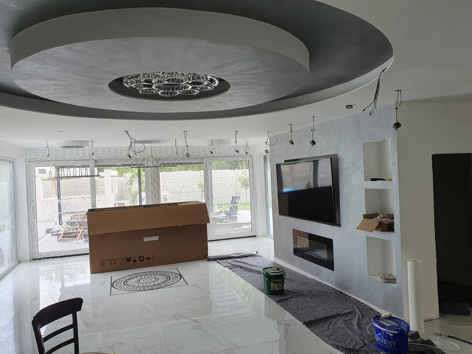 Wohnzimmer mit Designer-Decke